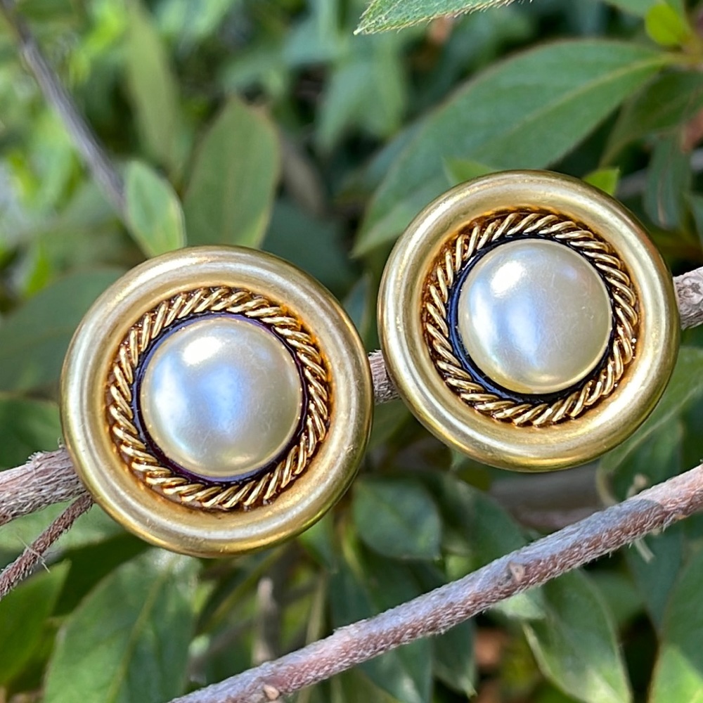 Vintage Patti Horn Large Goldtone Pearl Round Button Clip on Earrings